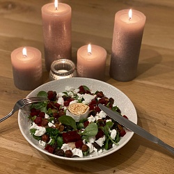 Salade geitenkaas met rode biet en notenbrood (koud)